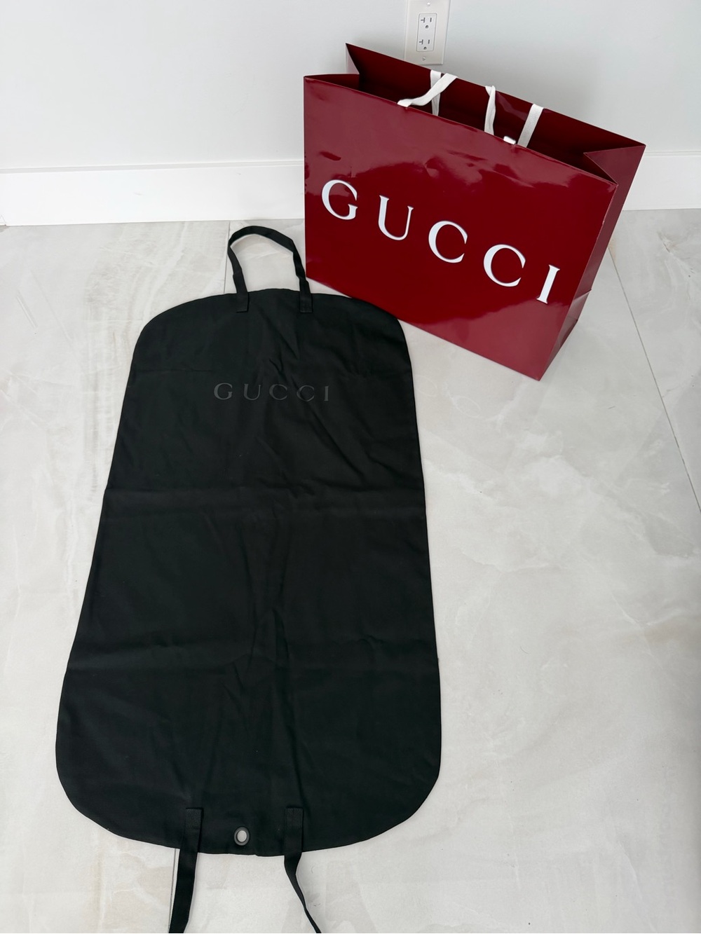 Newest New Gucci Black Unisex Garment Travel Bag & Anora Red Large Shopping Bag